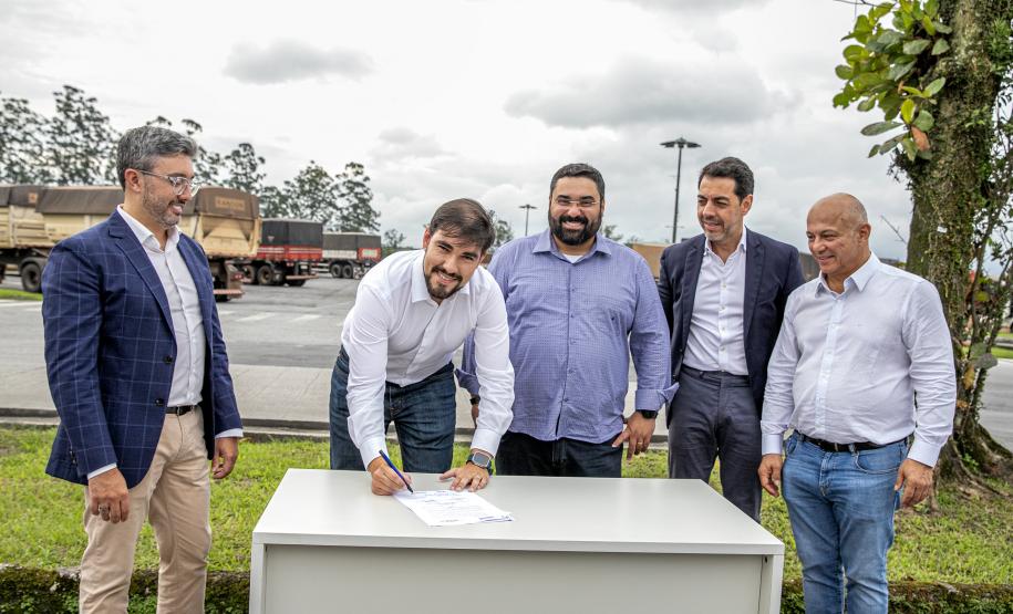 Portos do Paraná e de Santos assinam carta de intenções