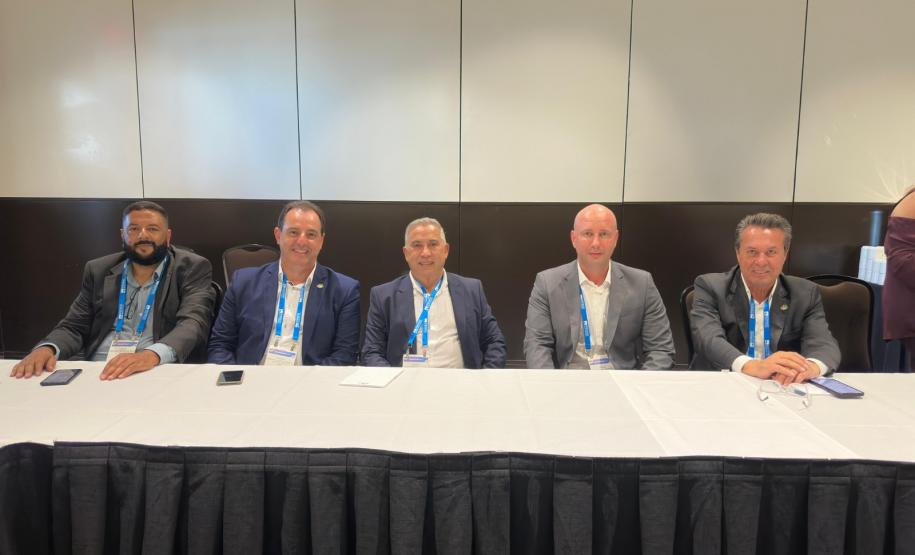 Comitiva paranaense faz a rota dos passageiros para embarque no navio da Royal Caribean, em Miami