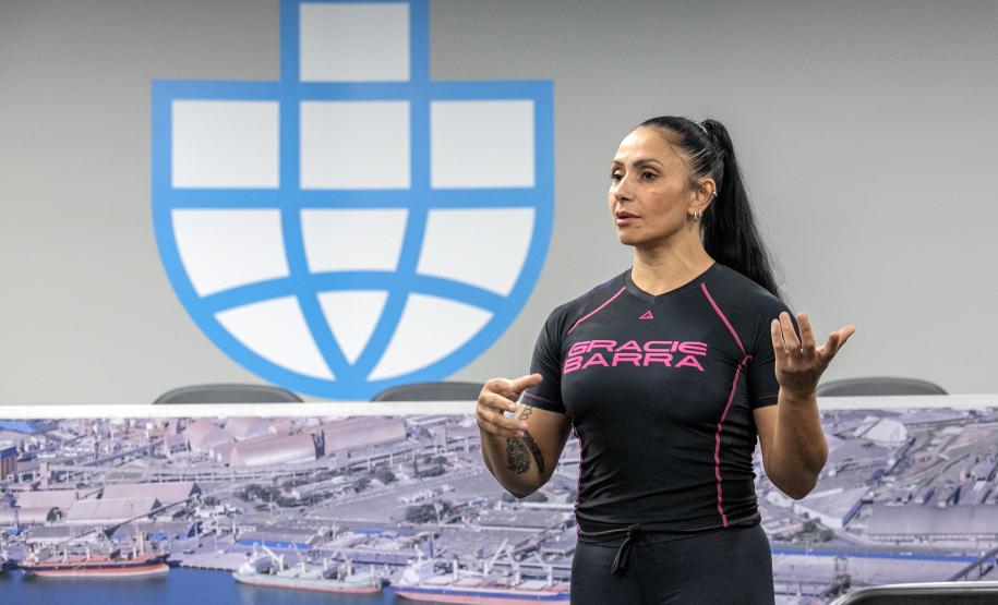 Aulão traz noção de defesa pessoal para mulheres da Portos do Paraná