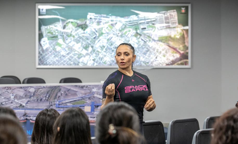 Aulão traz noção de defesa pessoal para mulheres da Portos do Paraná