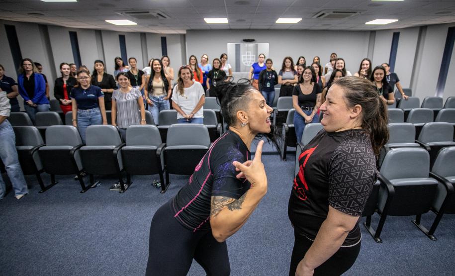 Aulão traz noção de defesa pessoal para mulheres da Portos do Paraná