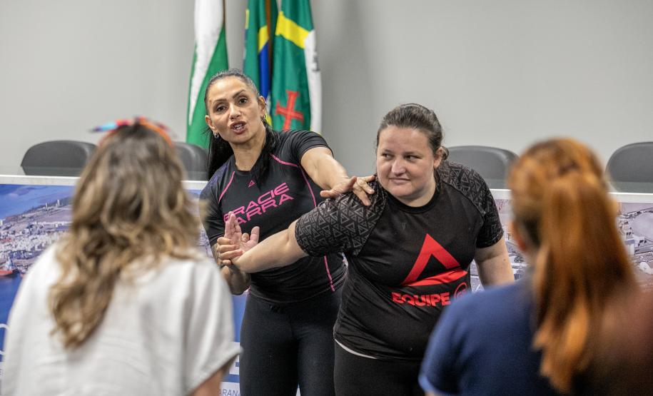 Aulão traz noção de defesa pessoal para mulheres da Portos do Paraná