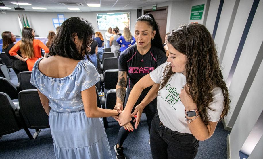 Aulão traz noção de defesa pessoal para mulheres da Portos do Paraná