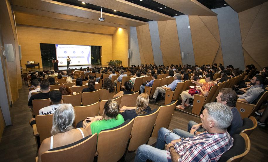 Portos do Paraná arrecada 300 quilos de alimentos em palestra na Isulpar