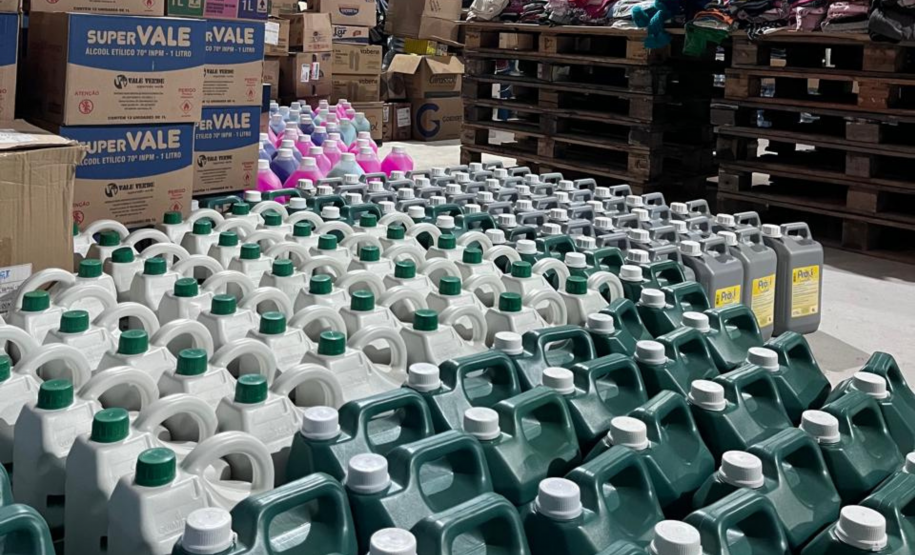 Famílias do RS recebem primeiras doações da comunidade portuária