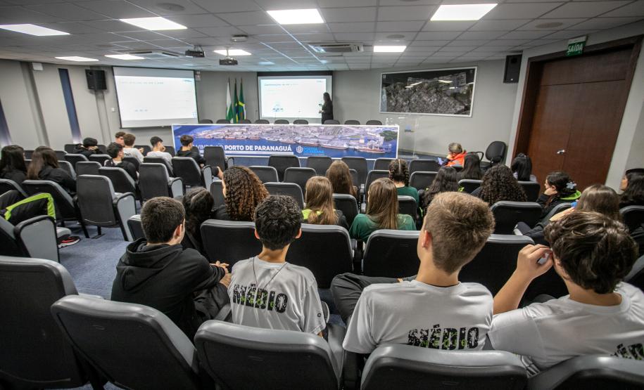 Mais de 1,2 mil visitantes conheceram o Porto de Paranaguá este ano