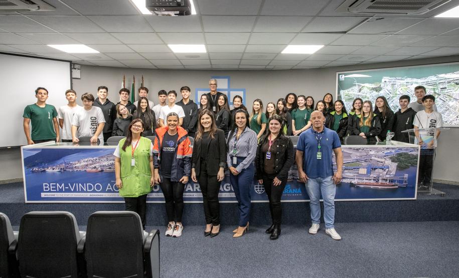 Mais de 1,2 mil visitantes conheceram o Porto de Paranaguá este ano