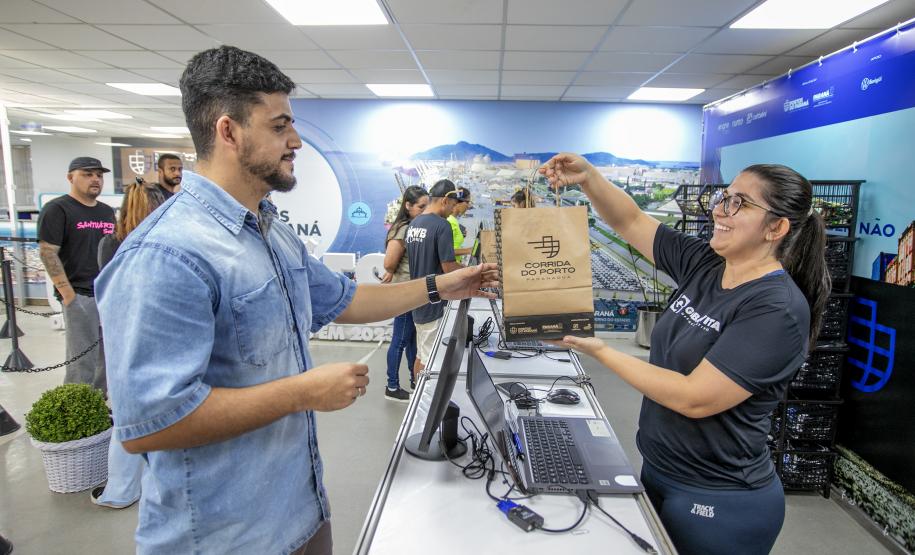 Atletas retiram os últimos kits da Corrida do Porto neste sábado