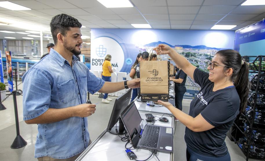 Atletas retiram os últimos kits da Corrida do Porto neste sábado
