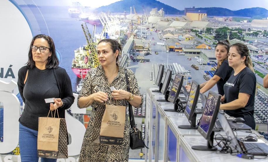Atletas retiram os últimos kits da Corrida do Porto neste sábado