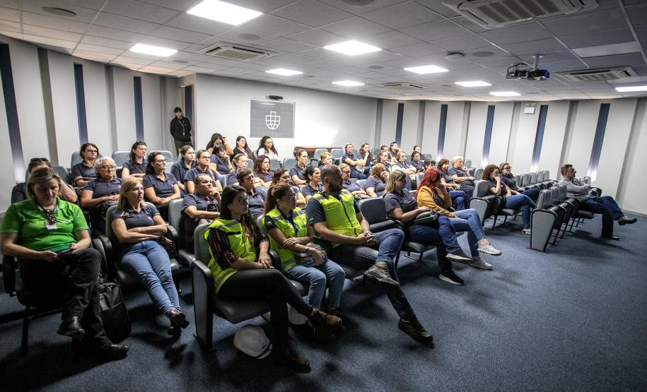 Porto de Paranaguá recebe mulheres da Cooperativa Agrária em visita técnica