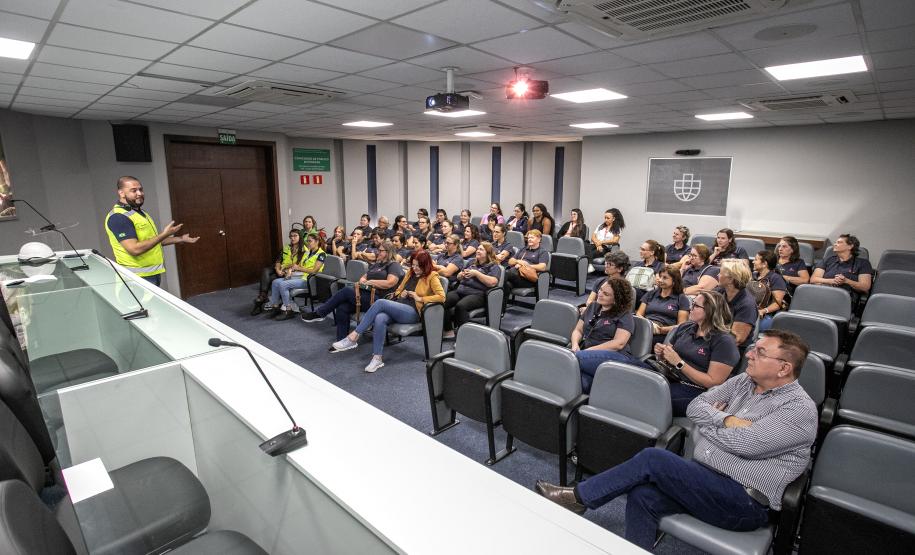 Porto de Paranaguá recebe mulheres da Cooperativa Agrária em visita técnica