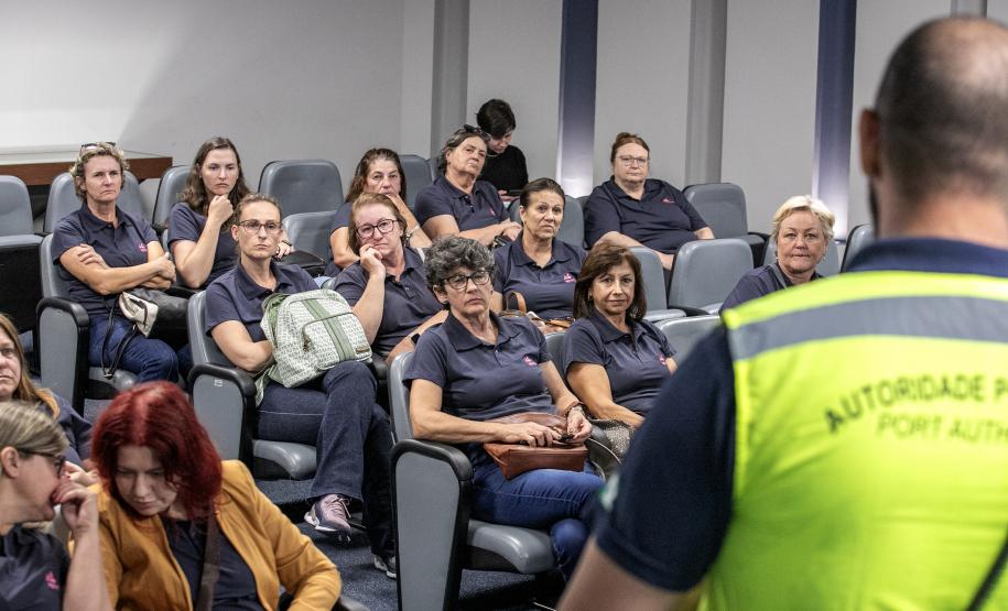 Porto de Paranaguá recebe mulheres da Cooperativa Agrária em visita técnica