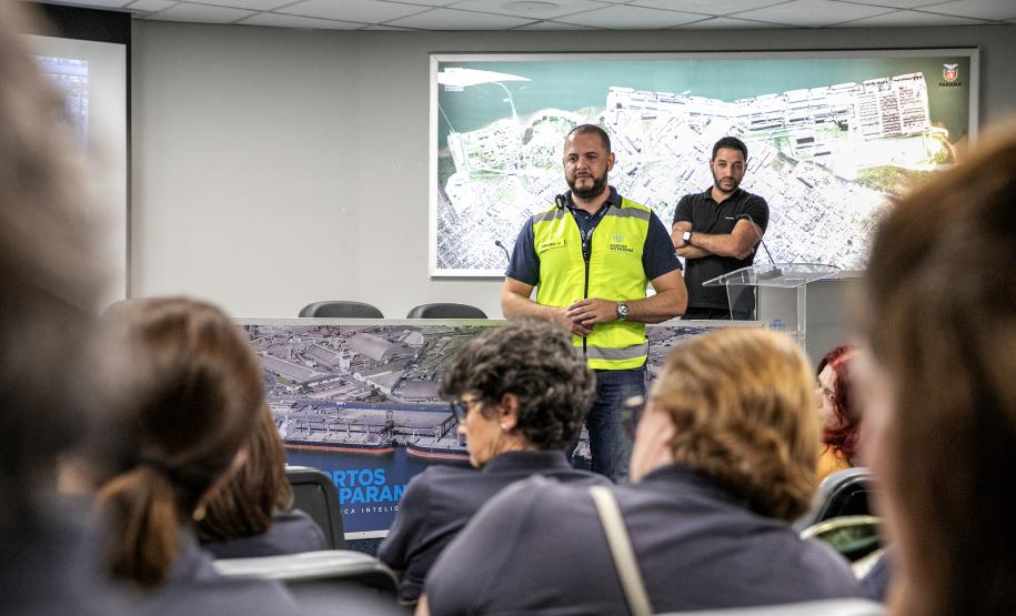 Porto de Paranaguá recebe mulheres da Cooperativa Agrária em visita técnica
