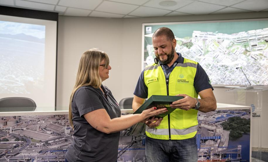 Porto de Paranaguá recebe mulheres da Cooperativa Agrária em visita técnica