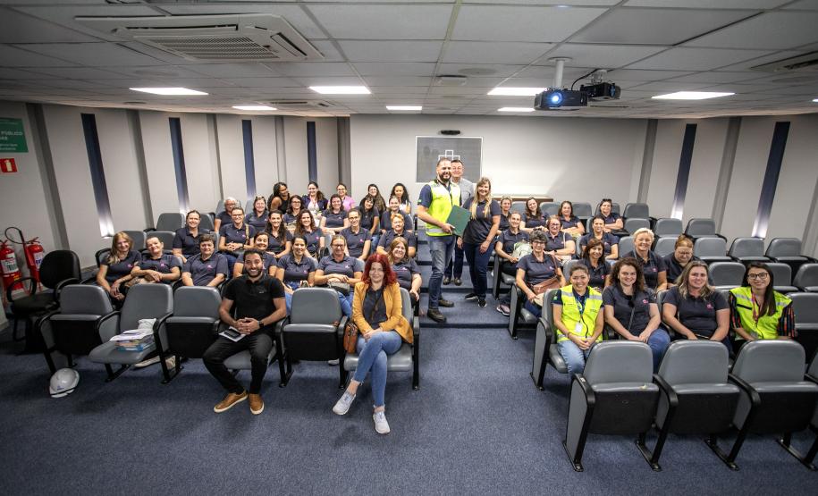 Porto de Paranaguá recebe mulheres da Cooperativa Agrária em visita técnica