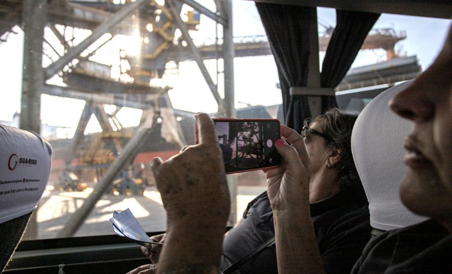 Porto de Paranaguá recebe mulheres da Cooperativa Agrária em visita técnica