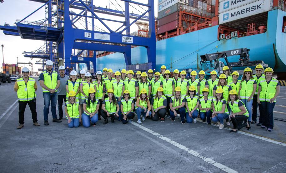 Porto de Paranaguá recebe mulheres da Cooperativa Agrária em visita técnica