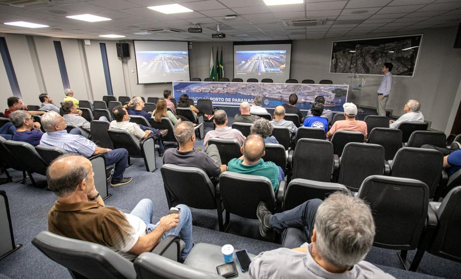 Representantes do CREA-PR fazem visita técnica ao Porto de Paranaguá