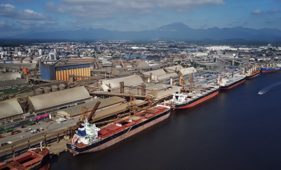 Aumento de importação nos portos paranaenses