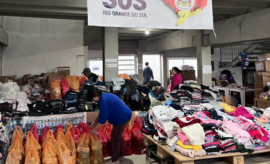 Famílias do RS recebem primeiras doações da comunidade portuária