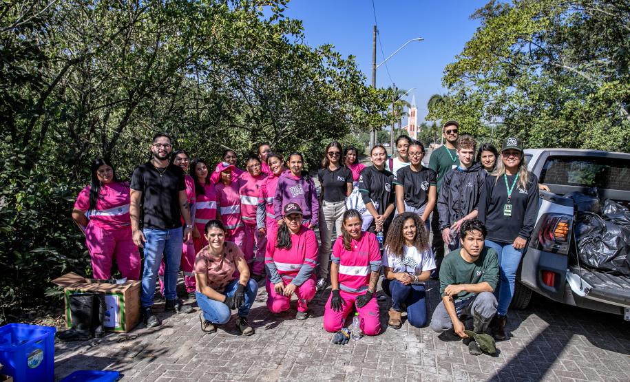 Mutirão de limpeza de manguezais da Portos do Paraná recolhe mais de 600 quilos de resíduos