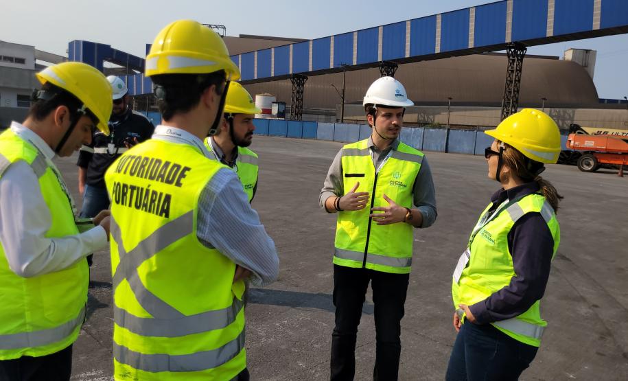 Participantes do 31º CooperaPortos visitam cais do Porto de Paranaguá