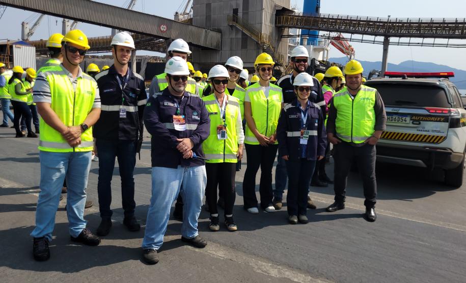 Participantes do 31º CooperaPortos visitam cais do Porto de Paranaguá