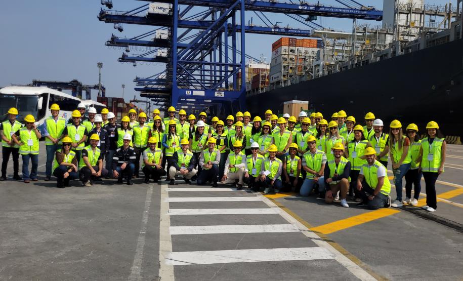 Participantes do 31º CooperaPortos visitam cais do Porto de Paranaguá