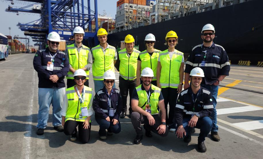 Participantes do 31º CooperaPortos visitam cais do Porto de Paranaguá