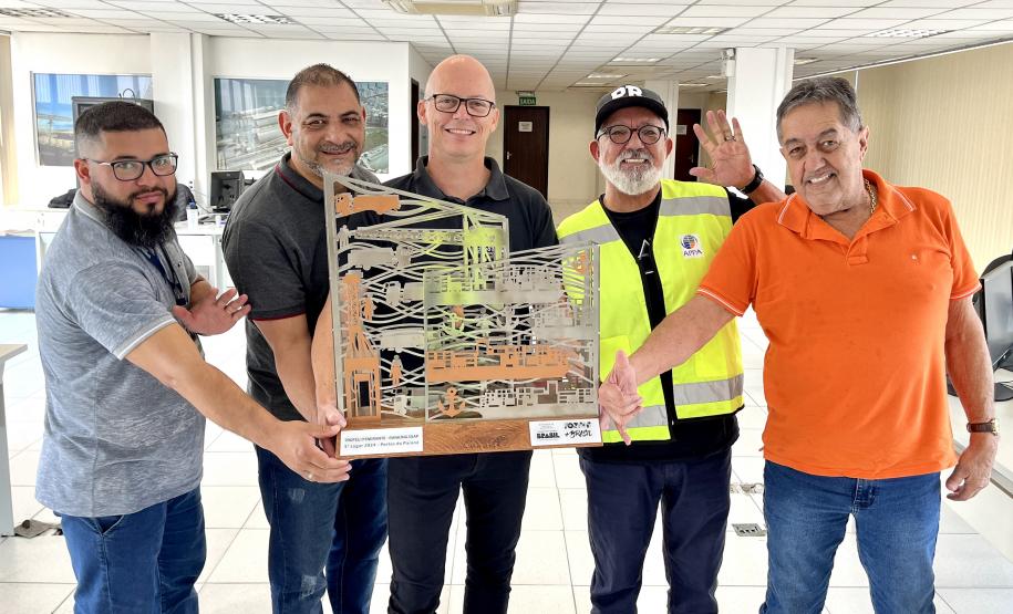 Colaboradores da Portos do Paraná comemoram pentacampeonato com troféu itinerante