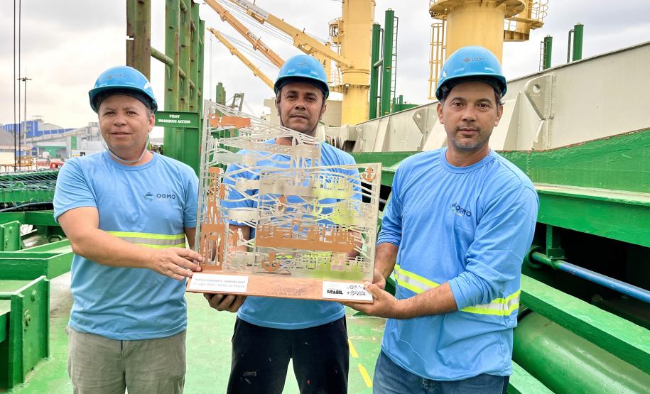 Colaboradores da Portos do Paraná comemoram pentacampeonato com troféu itinerante