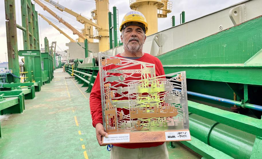Colaboradores da Portos do Paraná comemoram pentacampeonato com troféu itinerante