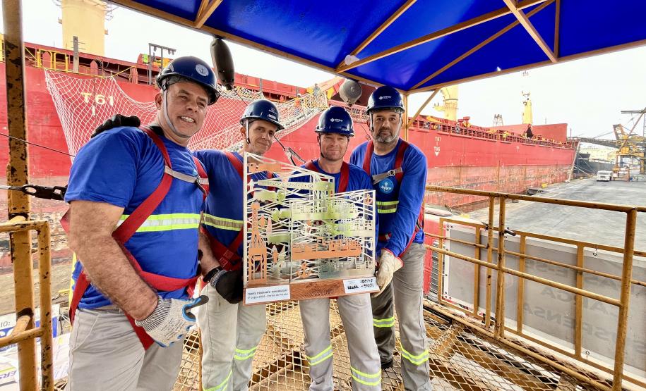 Colaboradores da Portos do Paraná comemoram pentacampeonato com troféu itinerante