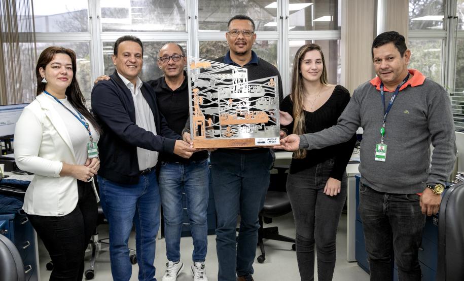 Colaboradores da Portos do Paraná comemoram pentacampeonato com troféu itinerante