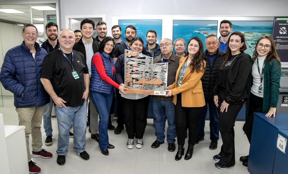 Colaboradores da Portos do Paraná comemoram pentacampeonato com troféu itinerante