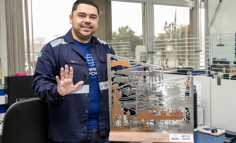 Colaboradores da Portos do Paraná comemoram pentacampeonato com troféu itinerante