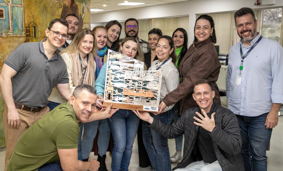 Colaboradores da Portos do Paraná comemoram pentacampeonato com troféu itinerante