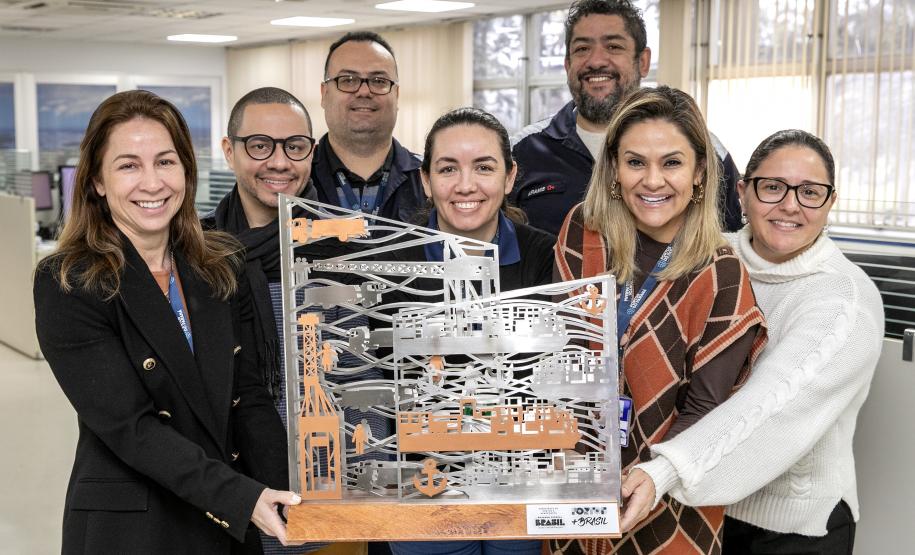 Colaboradores da Portos do Paraná comemoram pentacampeonato com troféu itinerante