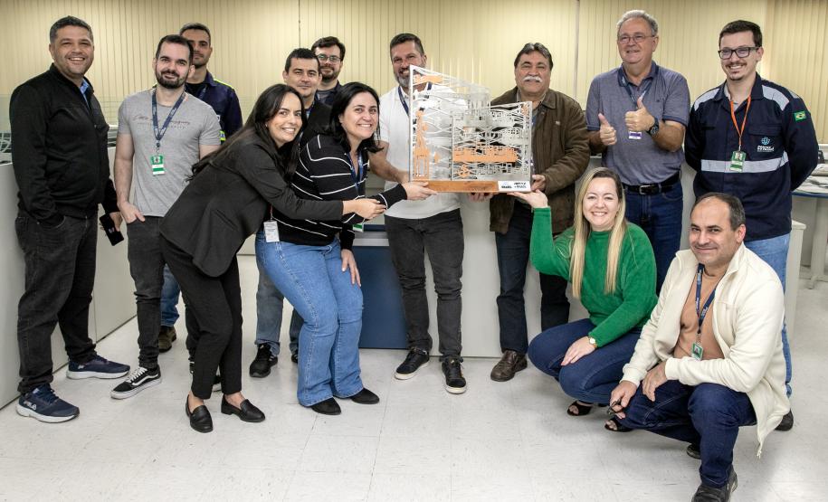 Colaboradores da Portos do Paraná comemoram pentacampeonato com troféu itinerante