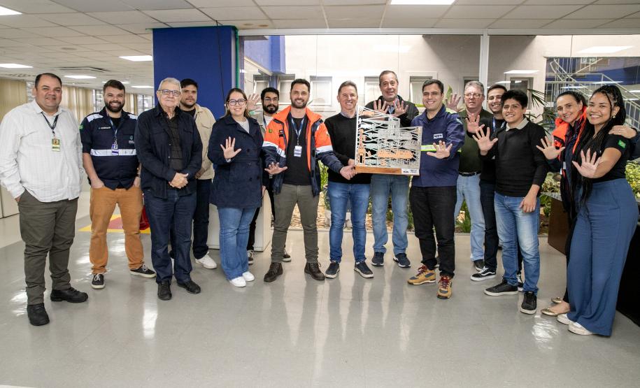 Colaboradores da Portos do Paraná comemoram pentacampeonato com troféu itinerante