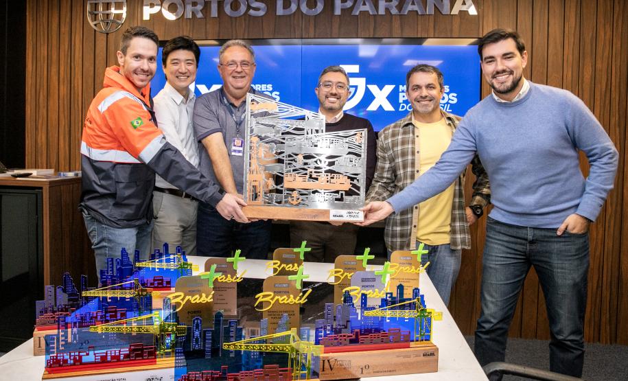 Colaboradores da Portos do Paraná comemoram pentacampeonato com troféu itinerante