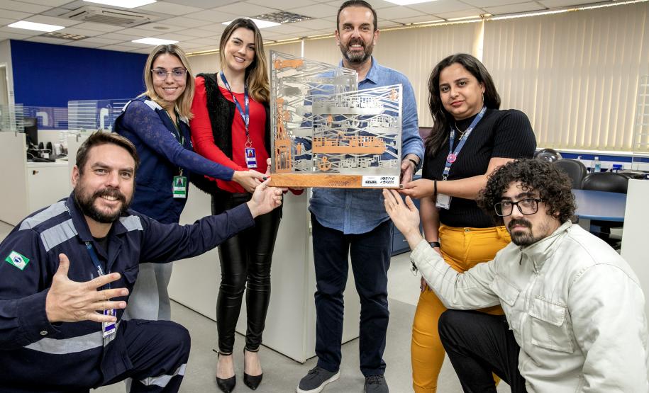 Colaboradores da Portos do Paraná comemoram pentacampeonato com troféu itinerante