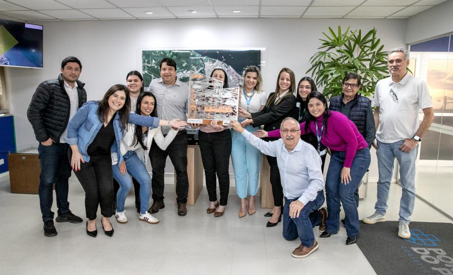 Colaboradores da Portos do Paraná comemoram pentacampeonato com troféu itinerante