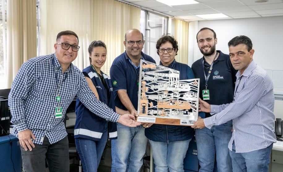 Colaboradores da Portos do Paraná comemoram pentacampeonato com troféu itineranteColaboradores da Portos do Paraná comemoram pentacampeonato com troféu itinerante