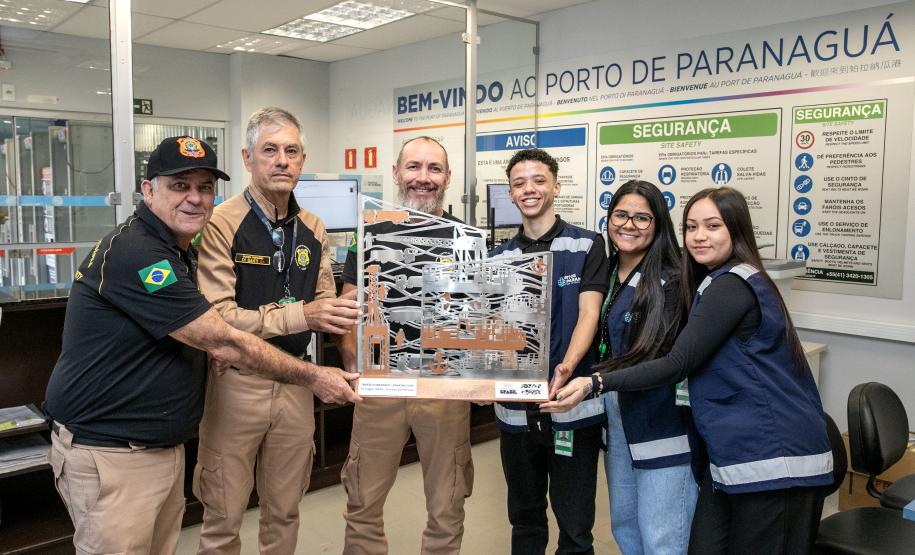 Colaboradores da Portos do Paraná comemoram pentacampeonato com troféu itinerante
