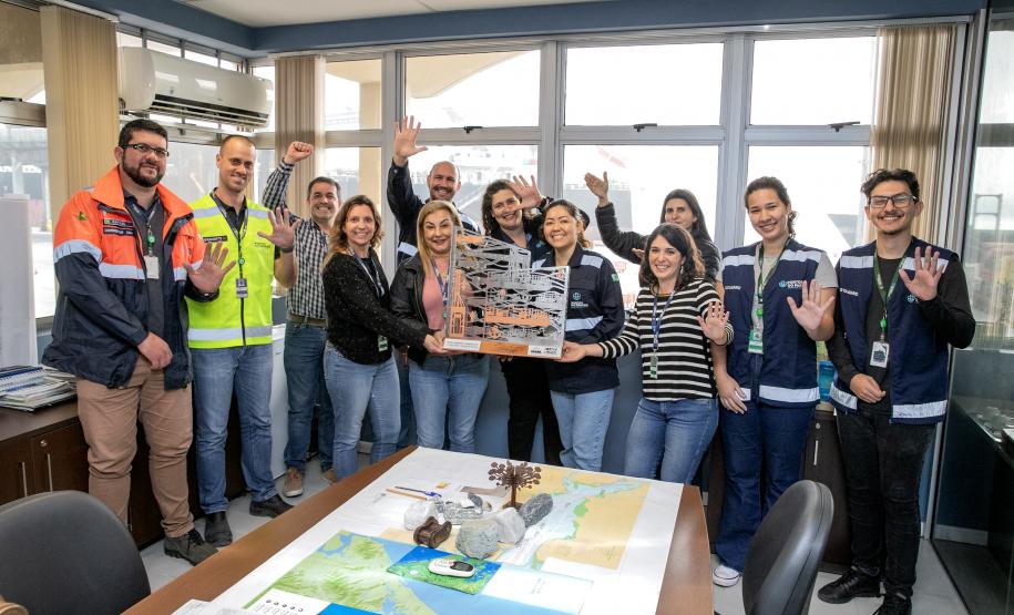 Colaboradores da Portos do Paraná comemoram pentacampeonato com troféu itinerante