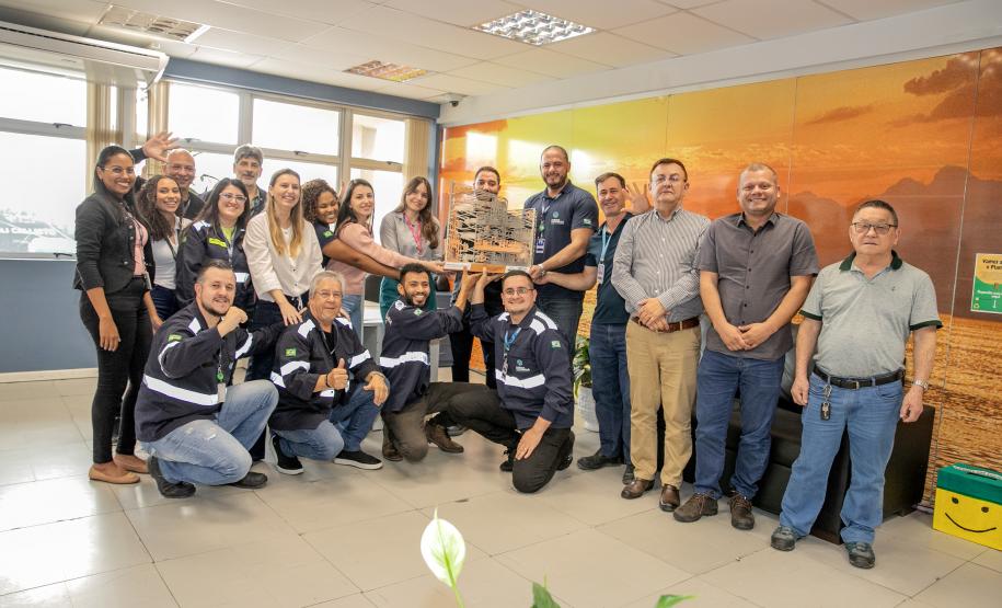 Colaboradores da Portos do Paraná comemoram pentacampeonato com troféu itinerante