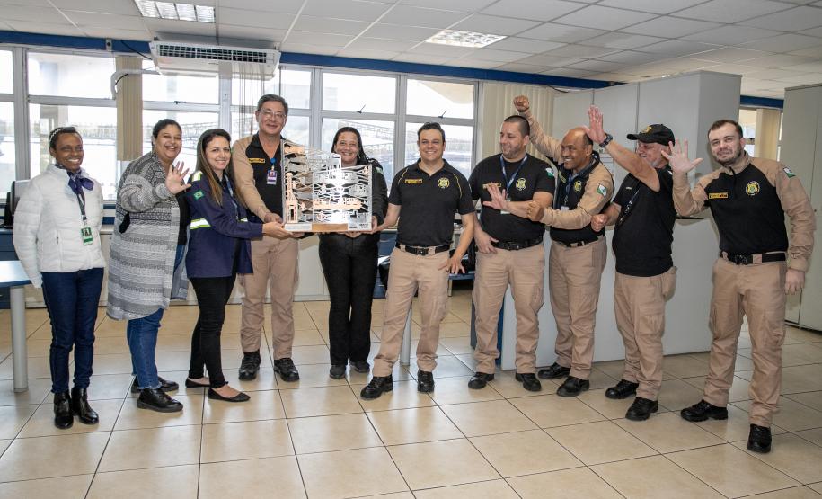 Colaboradores da Portos do Paraná comemoram pentacampeonato com troféu itinerante