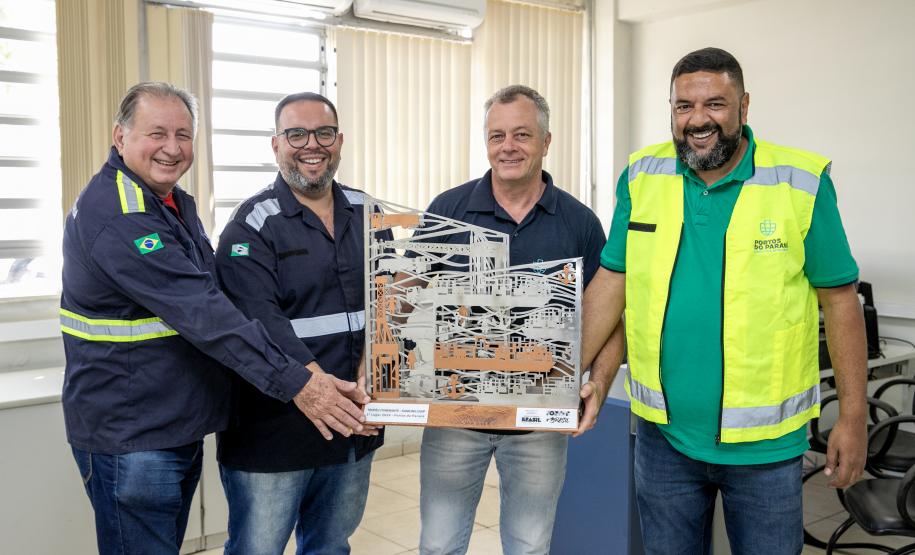Colaboradores da Portos do Paraná comemoram pentacampeonato com troféu itinerante
